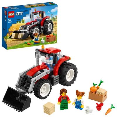 Vá para o campo a bordo do lendário trator Lego City. Graças às enormes rodas traseiras do trator, não é problema dirigir em terrenos acidentados.