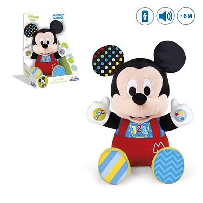 O querido peluche Baby Mickey em tecido macio tornar-se-á o melhor amigo de todas as crianças!nGraças aos 3 botões interativos nas mãos e na barriguinha do Baby Mickey, ele cantará rimas divertidas.