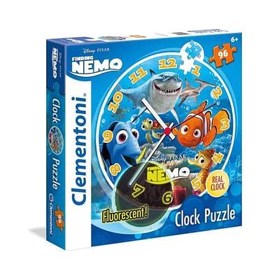 Este fantástico puzzle "À Procura de Nemo" não é só divertido como também prático. Após completo ele pode ser usado como relógio fluorescente para que saibas as horas a qualquer altura.