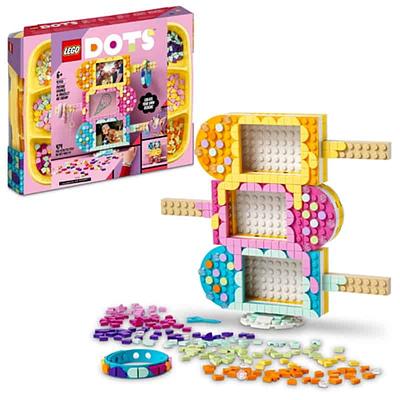 A prenda perfeita para crianças que adoram realizar construções e ser criativas. Com este Lego e as suas 3 molduras em forma de gelado, uma bracelete fina azul e muitas peças as crianças vão ter horas