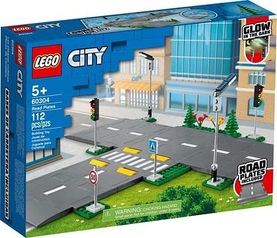 Acrescenta um aspeto realista às tuas criação LEGO® City e liga-as a outros sets para expandir a tua cidade com estas espetaculares Placas de Estrada.