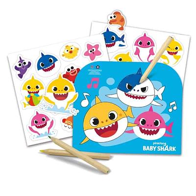 O kit contém 2 folhas cheias de tatuagens retratando os personagens de Baby Shark, 1 pasta de cartão para montar e guardar as tatuagens, e canetas de feltro para colori-las.n