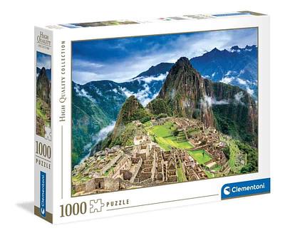 Quebra-cabeça de Machu Picchu com 1.000 peças. Uma imagem de uma cidadela inca localizada no alto da Cordilheira dos Andes, no Peru, atualmente em ruínas. nMedidas: 69 x 50 cm.