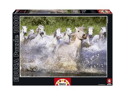 Os belos cavalos brancos de Camarga galopam através da água, provando que nenhum obstáculo os impede de continuar. A força admirável dele está dividida em 1000 peças para construir.nn