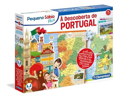 Este puzzle de 104 peças revela um mapa de Portugal com frente e verso, alternando entre mapa político e físico. Incluído com o jogo estão cartas com que podes aprender mais sobre o nosso país.