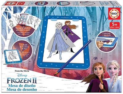 A Frozen está sempre a acompanhar os mais pequenos. Com esta mesa de luz criada pela Educa, podes criar os teus designs alusivos ao mundo do gelo e das suas personagens.