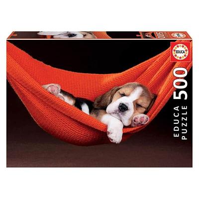 Obtenha este adorável puzzle que, quando formado, irá mostrar uma imagem relaxante de um cãozinho a dormir numa rede, sobre um fundo preto. Aceite este brilhante desafio de até 500 peças.
