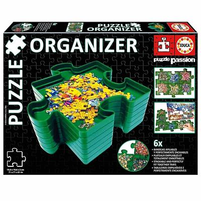 Acessório indicado para classificar e organizar peças de puzzle por cor ou por forma. Conta com 6 tabuleiros de 19,6x19,6x2cm que se podem empilhar ou se podem unir horizontalmente.