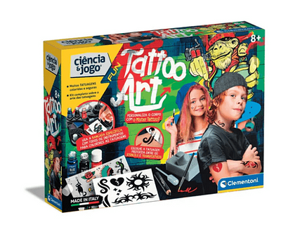 Contém uma bancada de trabalho, pincéis, corantes líquidos e modelos para tatuagem à mão livre, como um verdadeiro tatuador!