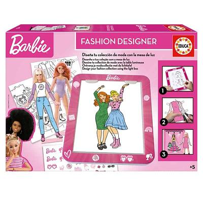 A Barbie é a boneca mais famosa do Mundo e a Educa criou um autentico desafio para ti e para ela. Com a Fashion Design da Barbie cria os teus próprios desenhos com a mesa de luz, pinta-os e decora-os.