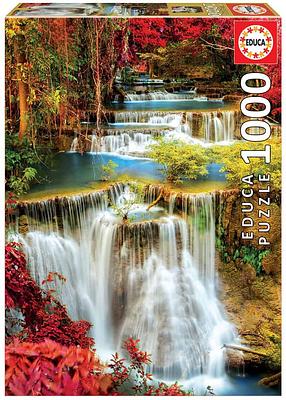 Recria com precisão visual todos os pormenores de um paraíso natural onde as cascatas se desenrolam majestosamente numa floresta vibrante.